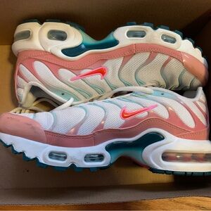 Girls salmon and teal Nikes size 5